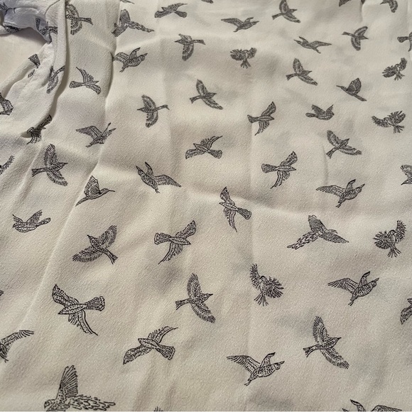 ✨2/$10✨ H&M White Bird Blouse - Picture 4 of 5